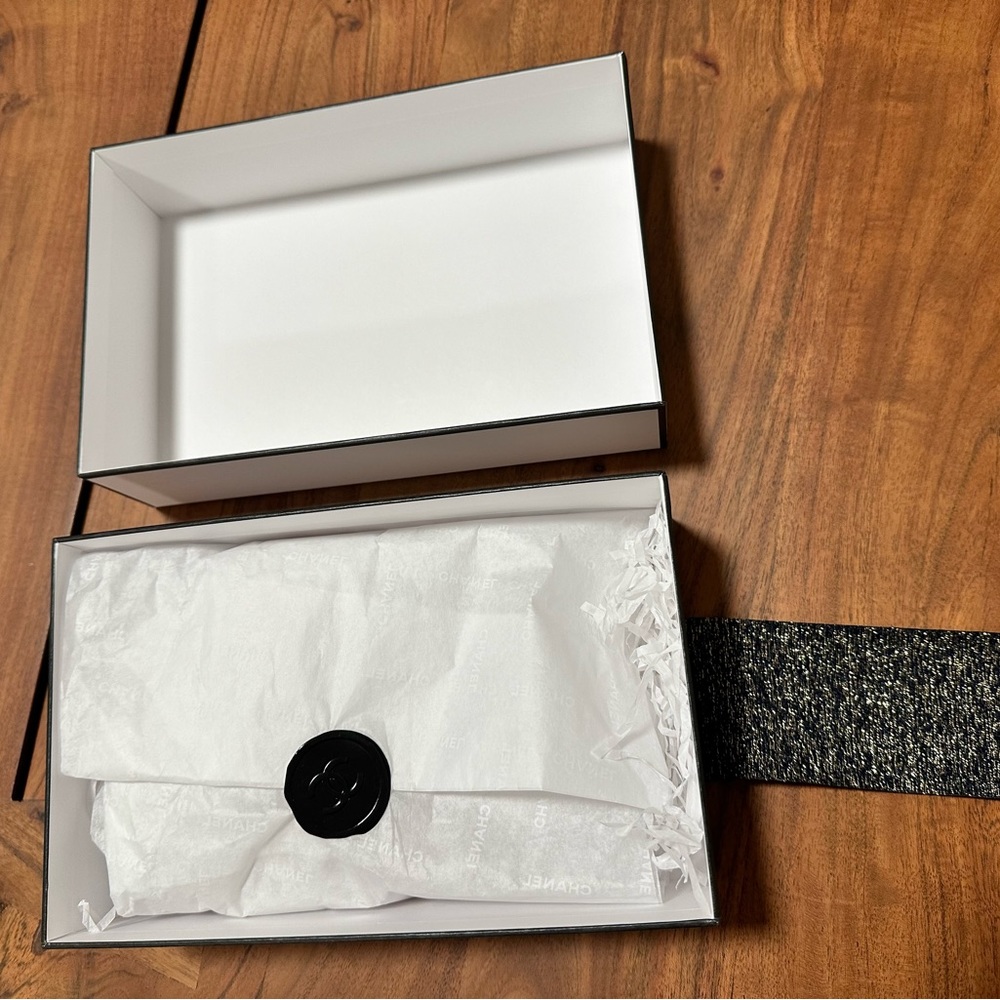Chanel Gift Box - Picture 2 of 4